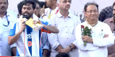 Cockroach Janata Party Protests at Savitribai Phule Pune University, Demands Education Minister's Resignation