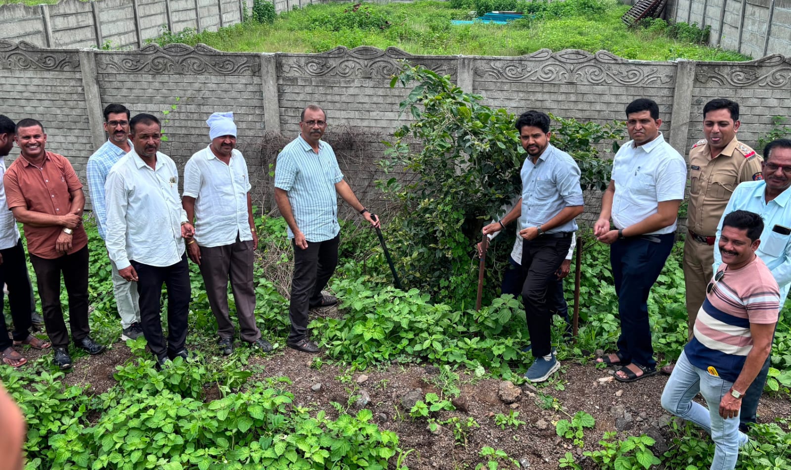पर्यावरणप्रेमी नागरिकांनी केले २० ते २५ किमीच्या रस्त्याच्या दुतर्फा ३ क्विंटल निंबोळ्यांचे बीजारोपण......