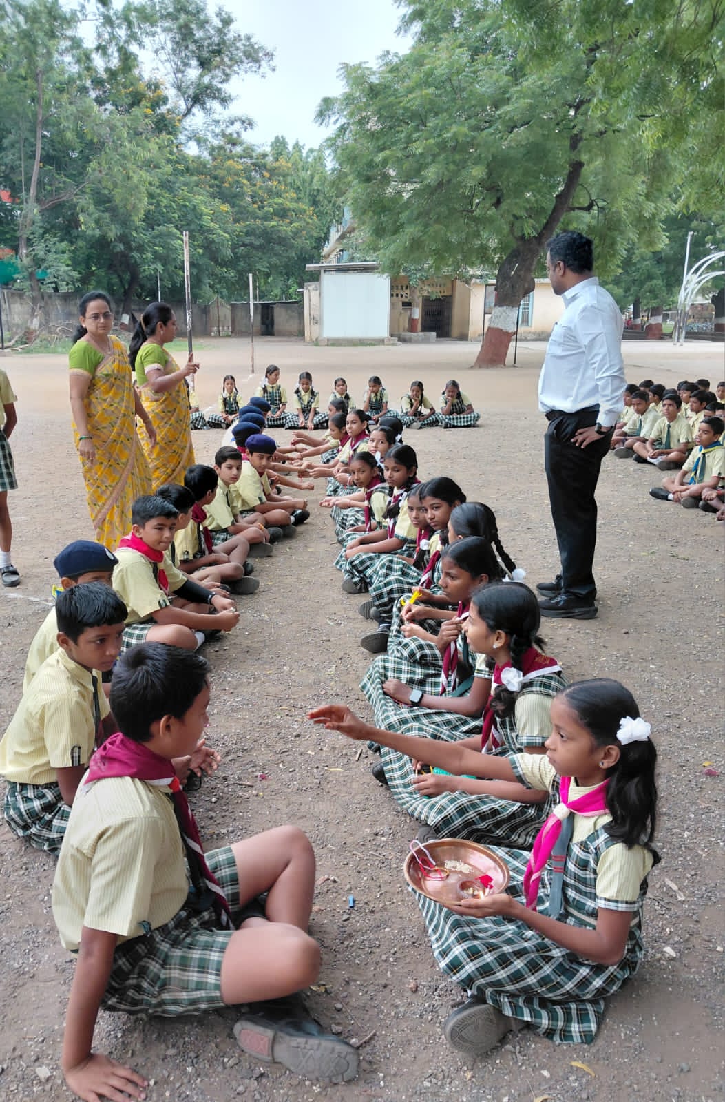 आर. आर. विद्यालयात रक्षाबंधन उत्साहात साजरा 