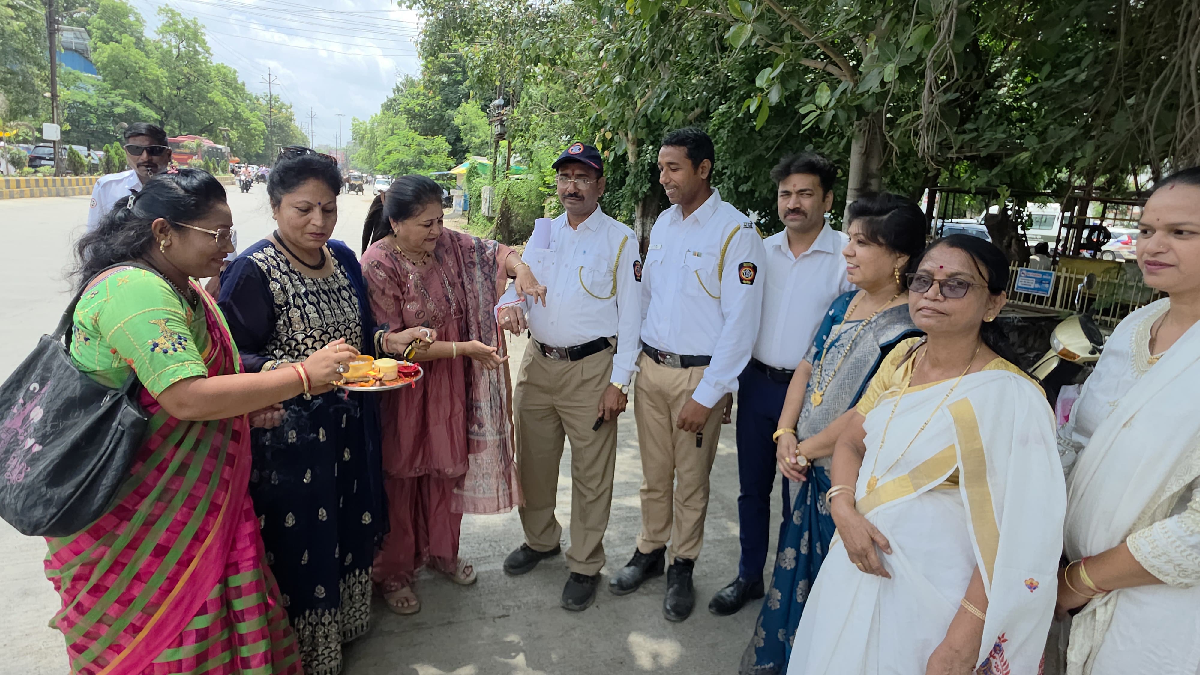 ऊन-पावसाची पर्वा न करता कर्तव्य बजावणाऱ्या वाहतूक पोलिसांना ‘नारीशक्ती’तर्फे रक्षाबंधन,