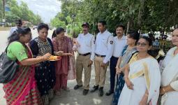 ऊन-पावसाची पर्वा न करता कर्तव्य बजावणाऱ्या वाहतूक पोलिसांना ‘नारीशक्ती’तर्फे रक्षाबंधन,