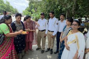 ऊन-पावसाची पर्वा न करता कर्तव्य बजावणाऱ्या वाहतूक पोलिसांना ‘नारीशक्ती’तर्फे रक्षाबंधन,