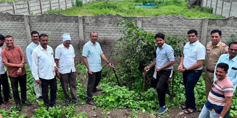पर्यावरणप्रेमी नागरिकांनी केले २० ते २५ किमीच्या रस्त्याच्या दुतर्फा ३ क्विंटल निंबोळ्यांचे बीजारोपण......