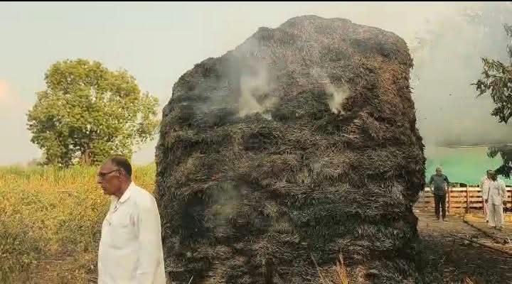 सावदे येथे ज्वारीच्या चाऱ्याला भीषण आग; हजारो पेंढ्या जळून खाक!
